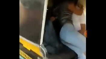 Lebah India Yang Tergila-gila Bercinta Di Atas Becak Motor