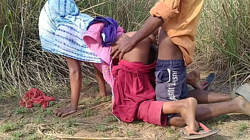 पत्नी लकड़ी लेने गई तो पति ने कहा आज बाहर खुले में ही जंगली चुदाई करेंगे