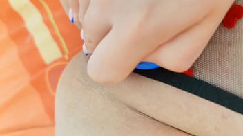 Gadis Seksi Bersemangat Mengocok Memek Mudanya Saat Sendirian Di Rumah