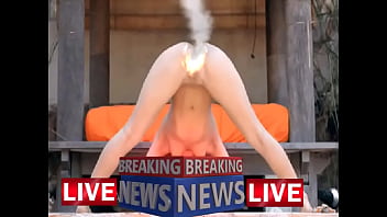 Gadis Tetangga Membungkuk Dan Memperlihatkan Lekuk Tubuhnya Yang Menggoda