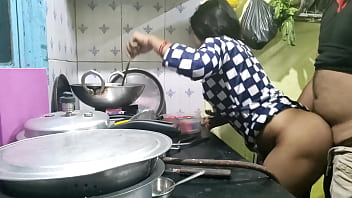 गांव से आई भोली नौकरानी को कुछ पता नहीं था, इसलिए मालिक ने उसका बेइज्जती से फायदा उठाकर उसे जबरन चोद दिया
