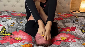 Perempuan Asia Dominan Menginjak Dan Menguasai Pria Dengan Kaki Seksi