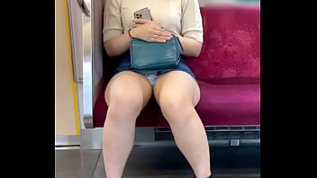 Gadis Tionghoa Genit Menggoda Dengan Memperlihatkan Celana Dalamnya Di Kereta