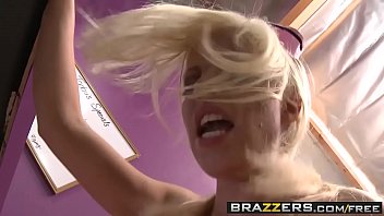 Pelayan Nakal Dengan Payudara Besar Dalam Seragam – Britney Amber Dan Keni Styles Di Brazzers