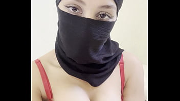 Gadis Berhijab Arab Bergaun Ketat Pamer Payudara Besar Dan Tetek Bulat Sempurna