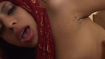 Suami Lagi Rapat, Istri India Yang Kesepian Melayani Dua Batang Besar