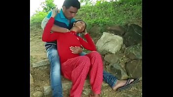 Pasangan Desa Bercinta Di Ladang