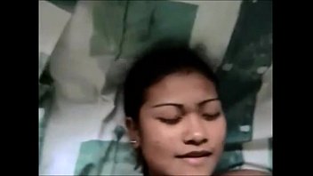 Tangan Asia Menggoda Batang Besar Hingga Memuntahkan Muncratan Deras Di Wajah