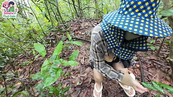 Gadis Desa Thailand Merintih Kepanasan Sambil Mencari Jamur Di Hutan Terpencil