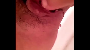 Istri Tionghoa Mengencingi Uretra Dengan Pancaran Liar