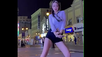 Gadis China Genit Menggoyang Tubuhnya Di Depan Umum Di Douyin
