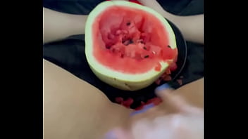 Melon Manis Membuatmu Menggila – Cewek Arab Los Angeles Mainin Buah Di Memek Mulusnya Sampai Klimaks