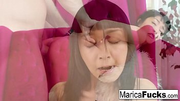 Pelayan Asia Seksi Membersihkan Kontol Besar Bosnya Yang Berdaging