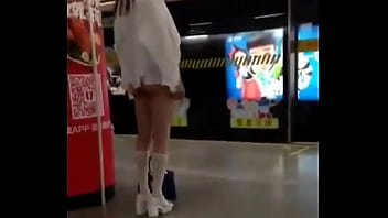 Gadis Asia Di China Cabut Pembalut Di Tempat Umum, Tampil Menggoda