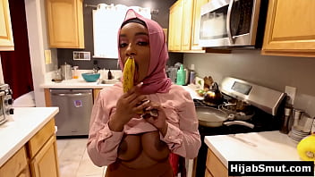 Gadis Muslimah Berkulit Gelap Belajar Teknik Nafsu Dalam Seni Oral