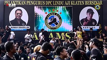 Dua Penyanyi Cantik Menggila Di Atas Panggung, Dikelilingi Pria Yang Tergoda