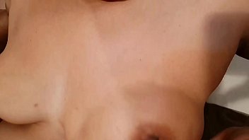 Mohini Melahap Payudaranya Sendiri Dengan Gerakan Lambat Dan Menggoda