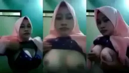 Gadis Berjilbab Pamer Payudara Montok Yang Menggoda