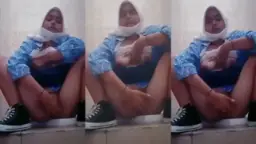 Gadis Smp Mainin Memek Basah Di Kamar Mandi Sekolah