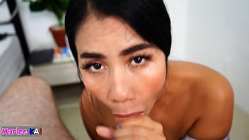 Pelayan Thailand Mengisap Kontol Sampai Pria Ejakulasi Di Payudaranya