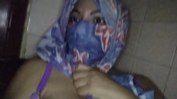 Ibu Berhijab Arab Yang Menggairahkan Mengocok Memek Basah Sambil Suami Di Kamar Lain, Kontol Dan Payudara Montoknya Menggoda