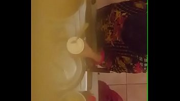 Tante Desi Yang Hot Memamerkan Belahan Dadanya Yang Menggoda