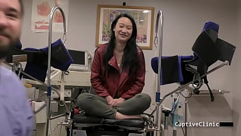 Zoe Lark Menggoda Dalam Setelan Satin Hitam