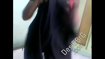 Memegang Payudara Wanita India Yang Menggairahkan