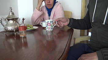 Tante Arab Kesepian Diguyur Sperma Panas Oleh Keponakan Yang Lagi Ngewe Sendiri