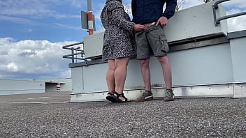 Nyonya Nakal Mengangkang Lebar Dan Membungkuk Untuk Kencing Di Area Parkir