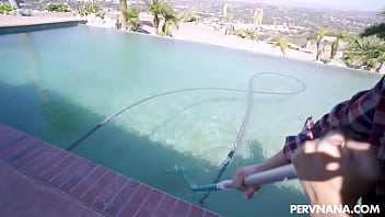 Nenek Tiri Yang Bergairah Menggoda Cucu Tirinya Untuk Berhubungan Seks