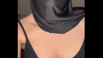 Gadis Arab Berhijab Meremas Dan Mengelus Payudaranya Sendiri Dengan Penuh Nafsu