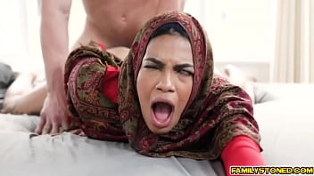 Kakak Tiriku Mengajari Maya Farrell Semua Trik Bercinta Dan Mulai Menghisap Payudara Panasnya Dengan Liar