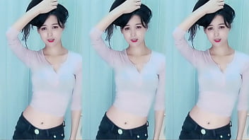 Thiếu Nữ Trung Hoa Uốn éo Trên Mái Nhà Rực Lửa