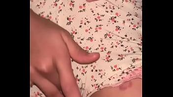 Perempuan Berhijab Muslimah Mengelus Klitoris Basahnya Dan Memuaskan Vaginanya Dengan Jari-jari Liar