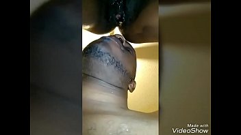 Suami China Menjilati Memek Istri China Hingga Dia Mengucur Deras