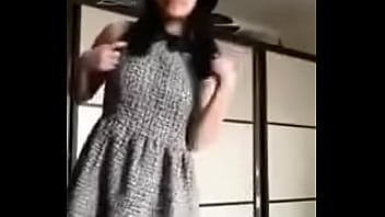 Gadis China Menggoda Di Depan Kamera Dengan Gerakan Yang Memikat