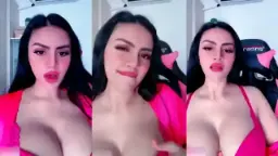 Alondra, Selebgram Dengan Payudara Besar Menggoda