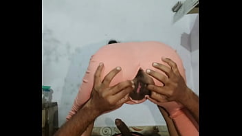 Bidadari Berdress Pink, Bhabhi Terseksi Menggairahkan Diterjang Kekasihnya Di Video Panas Homemade