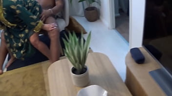 عاهرة سعودية خاضعة تطلب من الزبون الأسود أن ينكحها بقوة