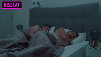 Ibu Tiri Terbangun Dengan Kontol Anak Tirinya Di Tangan Usai Bertengkar — Akankah Dia Diberi Facial Di Ranjang Yang Sama?