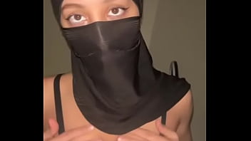 Payudara Arab Menggoda Di Balik Hijab • Mainin Tetek Muslimah Di Depan Kamera