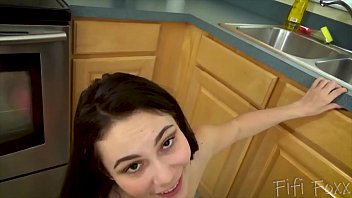 Gadis Tiri Muda Yang Nakal Dan Brunette Lenna Lux Berbagi Rahasia Mesra Dengan Ayah Tirinya