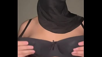 Jilbab Masih Melekat, Payudara Telanjang • Gadis Muslim Arab Meremas Dan Mengelus Buah Dadanya Sambil Mendesah Penuh Nafsu