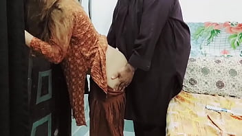 Gairah Tersembunyi Ibu Tiri Pakistan Dengan Paman Tetangga, Suara Erang Hindi Menggoda