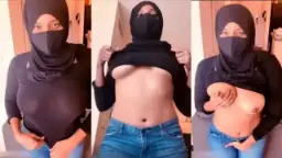 Gadis Berjilbab Hitam Menggairahkan Meremas Payudaranya
