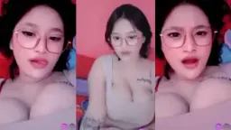 Gadis Mungil 13 Tahun Dengan Kecambah Ranum Yang Menggoda