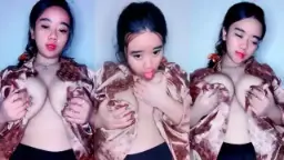 Gadis Seksi Menggoda, Remas Payudara Dan Jilati Kemaluannya Yang Menggairahkan