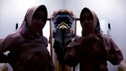 Guru Berjilbab Itu Menggoda Dengan Gerakan Mesra Meremas Payudaranya Yang Montok