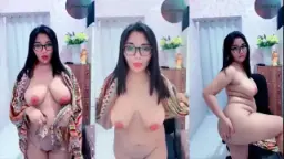 Tubuh Jones Yang Semok Menggoyang Dengan Buah Dada Sebesar Pepaya
